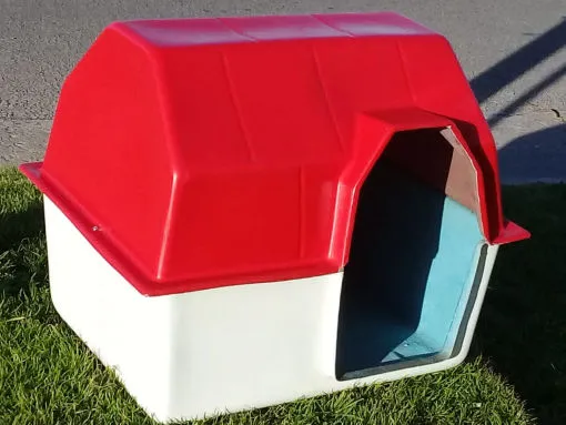 Cucha con techo rojo vista en diagonal, con el interior celeste a la vista